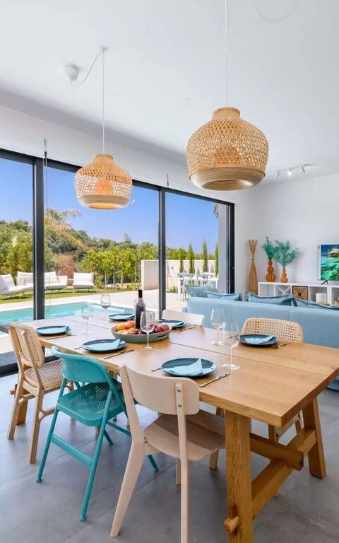By the Beach - Blue Topaz Villa: Salle à manger, Salon