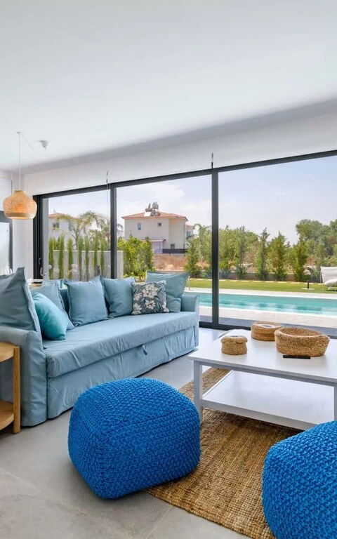 By the Beach - Blue Topaz Villa: Cuisine, Salon