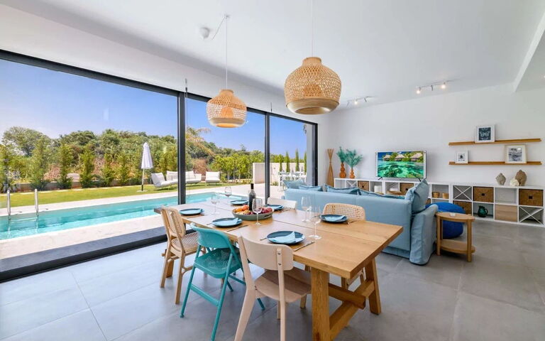 By the Beach - Blue Topaz Villa: Salle à manger, Salon