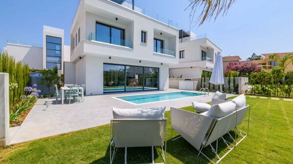 By the Beach - Blue Topaz Villa: bassin, Extérieur, Extérieurs, Jardin