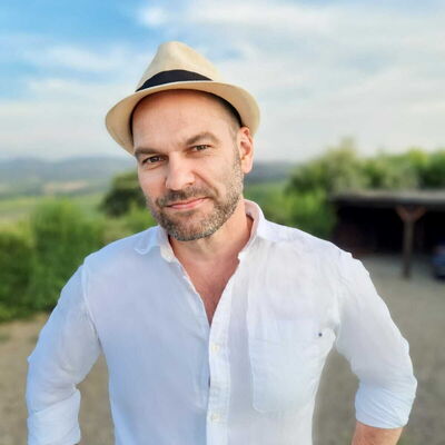 Asbjørn Risøy, Vendite e assistenza clienti